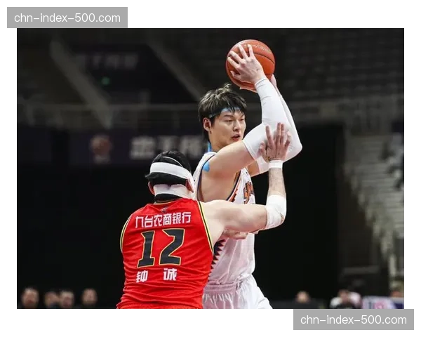 上海内线屏障作用显著 但外线防守存轮转漏洞 上海内线屏障作用显著 但外线防守存轮转漏洞