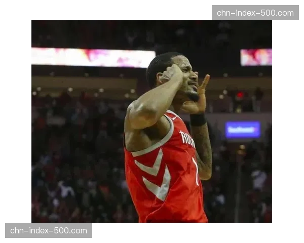 陶强龙肩部脱臼咬牙坚持 浙江队锋线悍将展现顽强斗志